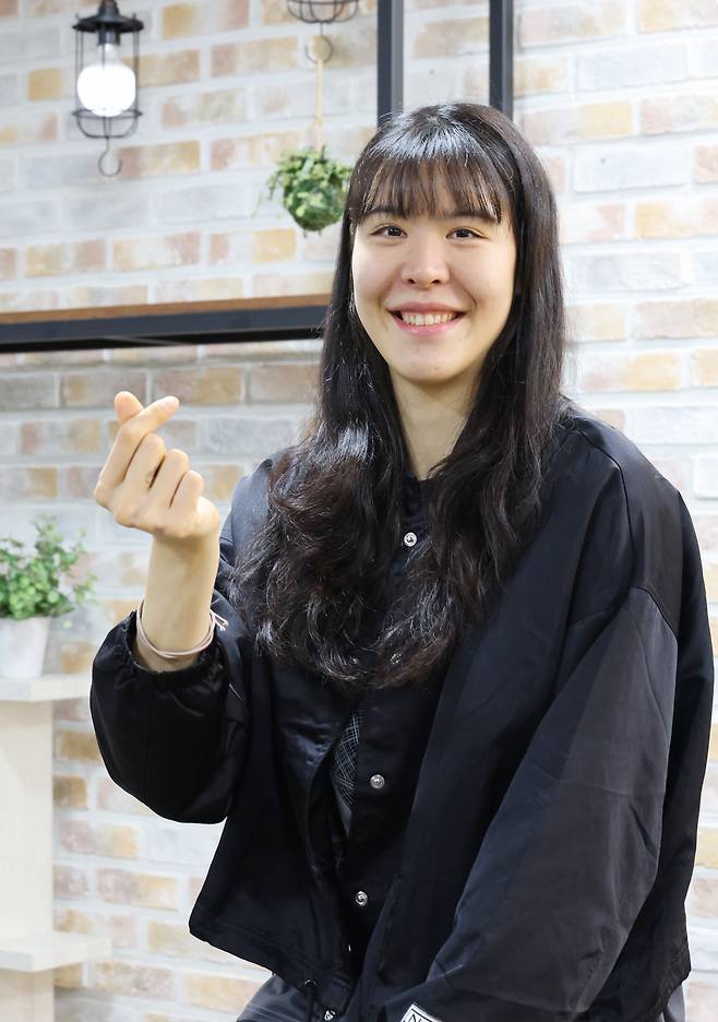 FA 최대어 박지수가 역대 최고 대우를 받고 원소속팀 KB에 남기로 결정했다.  (사진 출처 : 연합뉴스)