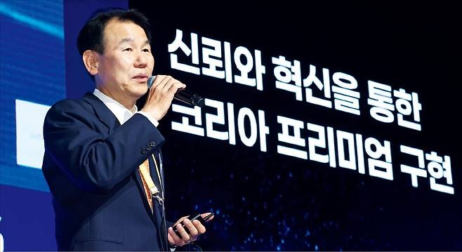 정은보 한국거래소 이사장이 13일 서울 장충동 신라호텔에서 열린 ‘KIW 2026’에서 ‘한국 자본시장의 주주가치 제고 방향’을 주제로 강연하고 있다. 그는 “‘생산적 금융’을 통해 국내 증시의 기대수익률을 끌어올리겠다”며 “가계 자산이 부동산이 아니라 주식 중심으로 재편될 것”이라고 전망했다. /최혁 기자