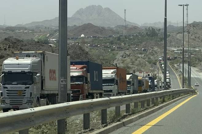 아랍에미리트(UAE)와 오만 국경 검문소에 트럭들이 줄지어 서있다. /사진=월스트리트저널(WSJ)