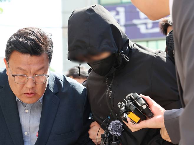 지난 7일 오전 광주 동구 광주지방법원에서 장윤기가 구속 전 피의자 심문(영장실질심사)을 받기 위해 법정으로 이동하고 있다.연합뉴스