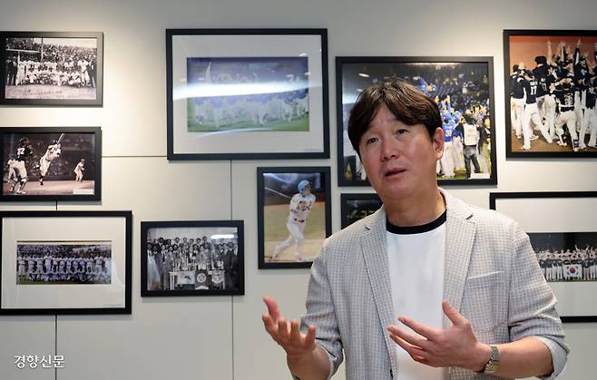 류지현 야구대표팀 감독이 지난 11일 서울 한국야구회관에서 아이치·나고야 아시안게임에 대한 구상을 설명하고 있다.  김정근 선임기자