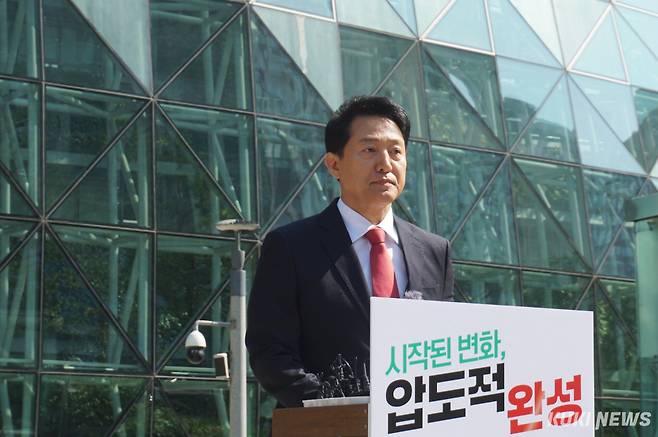 오세훈 국민의힘 서울시장 후보가 14일 오전 서울 중구 서울시청 앞에서 기자회견을 열고 발언하고 있다. 노유지 기자