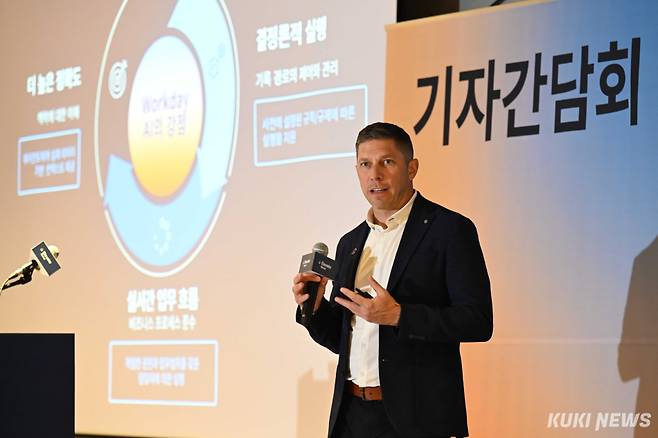 조쉬 즈웬 부사장이 14일 서울 강남구 웨스틴 서울 파르나스에서 열린 ‘워크데이 엘리베이트 서울 2026’ 행사에서 자연어 기반 AI 플랫폼 ‘사나(Sana)’를 소개하고 있다. 임은재 기자