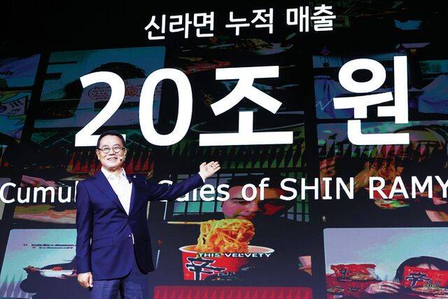 조용철 농심 대표이사가 13일 서울 중구 롯데호텔에서 열린 ‘농심 신라면 40주년 기자간담회’에서 누적매출 20억원이라고 적힌 글을 배경으로 포즈를 취하고 있다. 연합뉴스