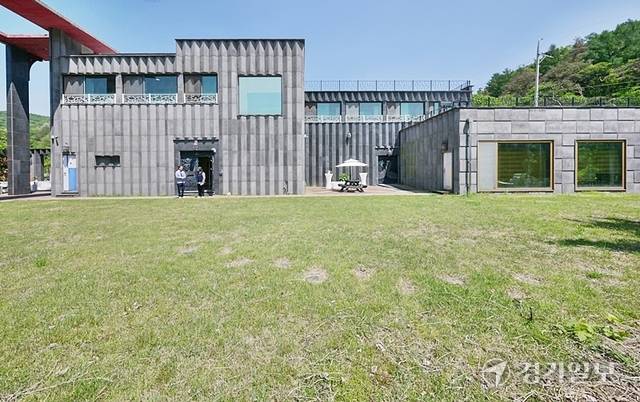 미술관 뒤뜰에 펼쳐진 잔디밭에서는 각종 행사가 진행되며 평소에는 아이들이 뛰놀기 좋다. 윤원규기자
