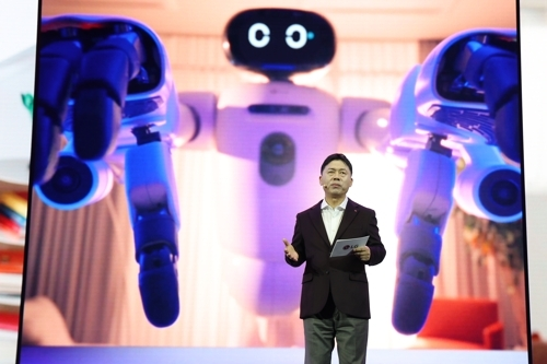 지난 1월 CES 2026을 앞두고 류재철 LG전자 최고경영자(CEO)가 가전 분야의 제조 역량을 로봇 사업으로 전격 이식해, 로봇의 관절 역할을 하는 핵심 부품인 ‘액추에이터’의 시장 선점을 가속하겠다는 구상을 밝히는 모습. [연합뉴스]