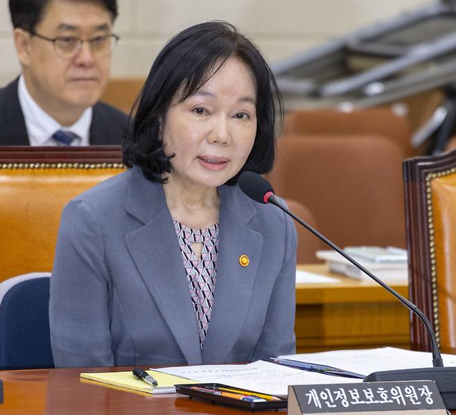 송경희 개인정보위원회 위원장이 14일 국회에서 열린 정무위 전체 회의에 출석해 개인정보보호법 개정안 관련 의원 질의에 답하고 있다.  <연합뉴스>