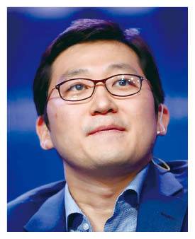 김범석 쿠팡Inc 이사회 의장이 쿠팡의 동일인으로 지정되며 논란이 뜨겁다. 사진은 서울의 한 쿠팡 물류센터(위)와 김범석 의장. (연합뉴스)