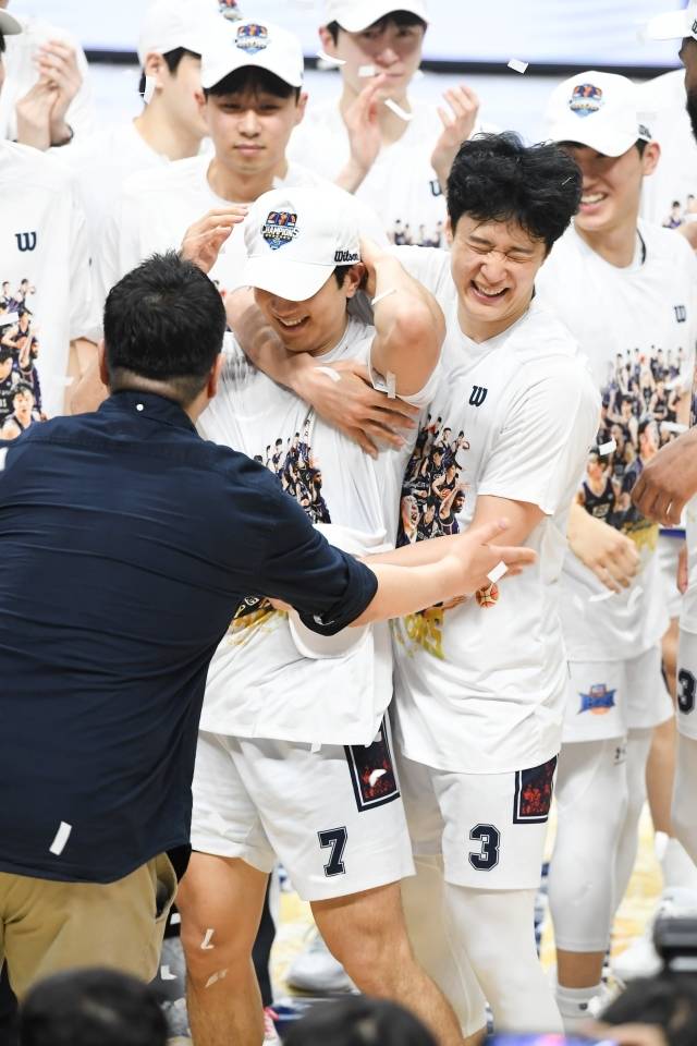 허웅은 ‘동생’ 허훈에 대해 “나는 농구를 늦게 시작한 편인데 (허)훈이는 처음 시작할 때마다 재능이 있다는 평가를 받았다. 내 동생이지만 농구로 확실히 인정했고 또 같이 뛰면서 정말 잘한다는 걸 한 번 더 느꼈다. 그만큼 대견하다. 형제가 같은 팀에서 우승한 것 역시 너무 행복한 일이다. 앞으로 훈이와 언제까지 농구를 할지 모르겠지만 좋은 역사를 계속 쓰고 싶다. 오늘의 챔피언은 훈이다. 정말 멋있고 인정할 수밖에 없다”고 말했다. 사진=KBL 제공