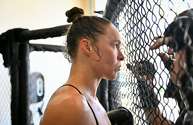 초대 UFC 여자 밴텀급 챔피언 론다 진 라우지가 글로벌 OTT 서비스 ‘넷플릭스’ 첫 종합격투기 생방송대회 MVP MMA 1 메인이벤트 대비 훈련을 하고 있다. MVP MMA 1은 5월17일 오전 10시부터 생중계된다. 사진=Tudum/Most Valuable Promotions