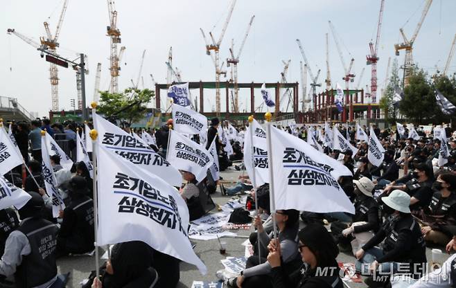 (평택=뉴스1) 김영운 기자 = 23일 경기 평택시 고덕동 삼성전자 평택캠퍼스에서 열린 삼성전자 노동조합 공동투쟁본부 '4·23 투쟁 결의대회'에서 조합원들이 구호를 외치고 있다. 2026.4.23/뉴스1 Copyright (C) 뉴스1. All rights reserved. 무단 전재 및 재배포, AI학습 이용 금지. /사진=(평택=뉴스1) 김영운 기자