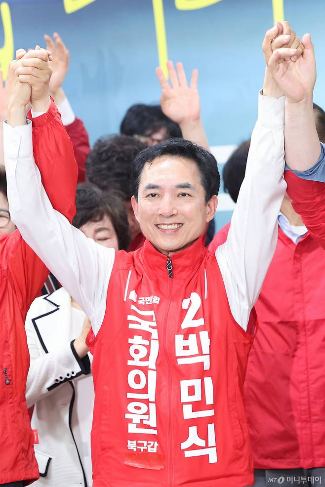 (부산=뉴스1) 신웅수 기자 = 부산 북갑 국회의원 보궐선거에 출마한 박민식 후보가 10일 부산 북구 박 후보 선거사무소에서 열린 선거사무소 개소식에서 참석자들과 손을 맞잡고 있다. 2026.5.10/뉴스1 Copyright (C) 뉴스1. All rights reserved. 무단 전재 및 재배포, AI학습 이용 금지. /사진=(부산=뉴스1) 신웅수 기자