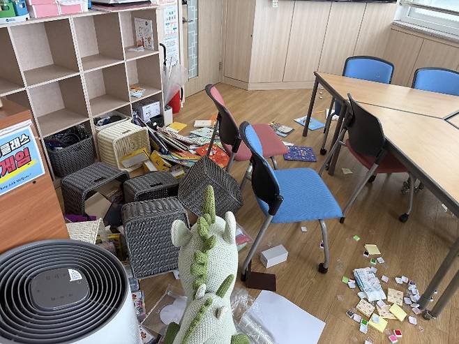 제주도 한 초등학교에서 고학년 학생이 교사를 폭행한 사건이 발생했다. 학생은 위(Wee)클래스로 옮겨진 것에 분노해 창문 밖으로 뛰어내리려고 하는 등 난동을 피우다 교사를 폭행한 것으로 알려졌다. 그는 교사를 주먹과 발로 폭행하고 의자 등 물건을 던졌다. 사진은 난장판이 된 교실. /사진제공=제주교사노조