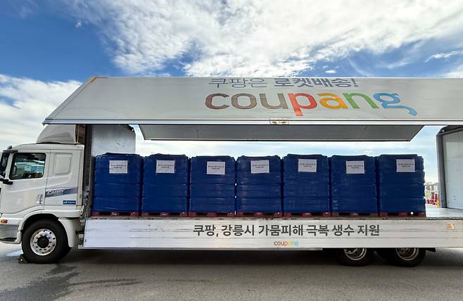 쿠팡은 2025년 9월 강릉 가뭄 피해 지역주민과 지역사회를 돕기 위해 2일부터 3일까지 이틀간 생수 2리터 20만병을 대한적십자사를 통해 지원했다. 당시 대형 물류차량을 이용해 생수를 운송하는 모습. /사진제공=쿠팡