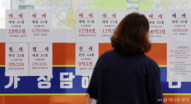 [서울=뉴시스] 이영환 기자 = 14일 서울 시내의 한 부동산에 매물정보가 표시되어 있다.  이날 한국부동산원이 발표한 5월 둘째주(11일 기준) 주간 아파트가격 동향에 따르면 서울 아파트 매매가격은 0.28% 상승했다. 지난해 2월 첫째주 상승 전환한 후 66주 연속 상승 추세를 이어간 것이다. 상승률로는 전주보다 0.13%포인트 높아져 지난 1월 넷째주(0.31%) 이후 15주 만에 최고 상승폭을 보였다.  전세가격 또한 지난주(0.23%)보다 0.05%포인트 오름폭이 확대돼 0.28% 상승했다.2015년 11월 둘째주(0.31%) 이후 가장 높은 상승률이다. 2026.05.14. 20hwan@newsis.com /사진=이영환