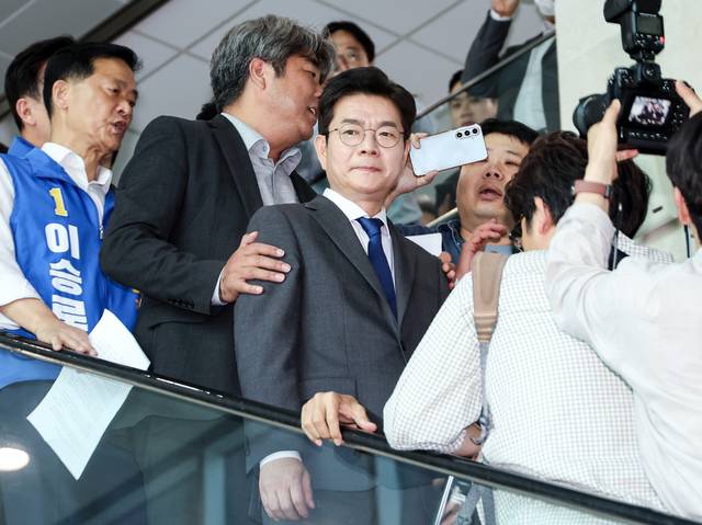 정원오 더불어민주당 서울시장 후보가 13일 국회 소통관에서 소득 없는 은퇴 1주택자 재산세 감면 공약 발표 기자회견을 마친 뒤 나오고 있다. 연합뉴스