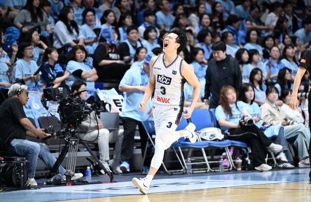 허웅이 5월 13일 챔프전 5차전 환호하고 있다./KBL 제공