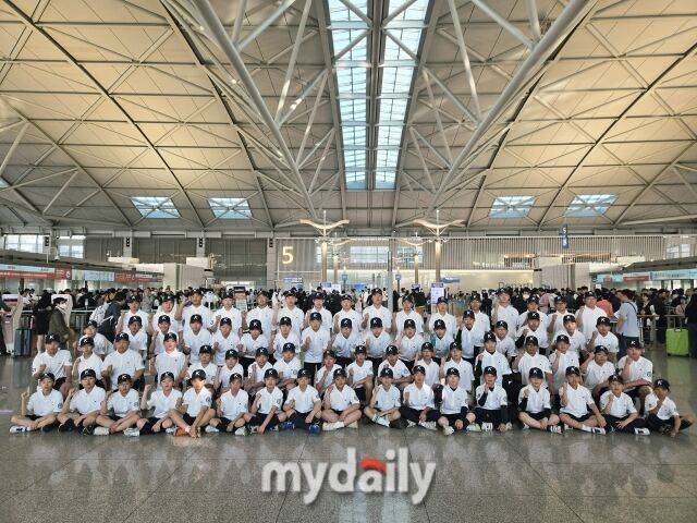대한유소년야구연맹 제21기 국가대표팀이 14일 인천국제공항을 통해 일본 고베로 출국했다. 출국 전 사진 촬영하고 있는 선수단./인천국제공항=노찬혁 기자