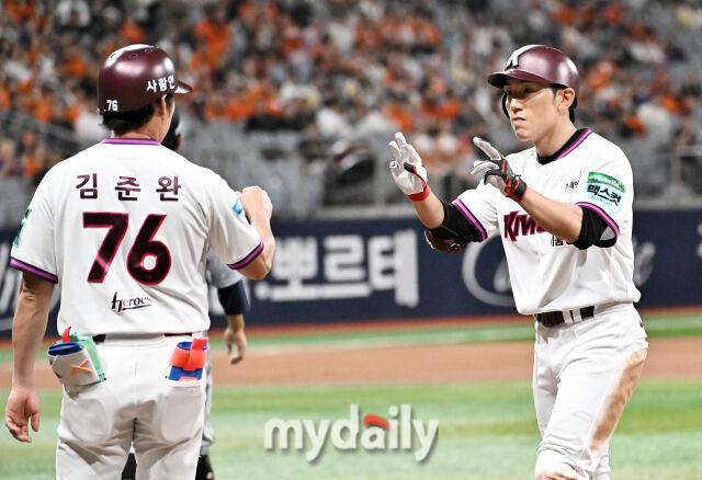 13일 오후 서울 고척스카이돔에서 진행된 '2026 프로야구 KBO리그' 키움히어로즈와 한화이글스의 경기. 키움 서건창이 4회말 2사 1,2루서 1타점 적시타를 터뜨린 뒤 환호하고 있다./고척=송일섭 기자 andlyu@mydaily.co.kr