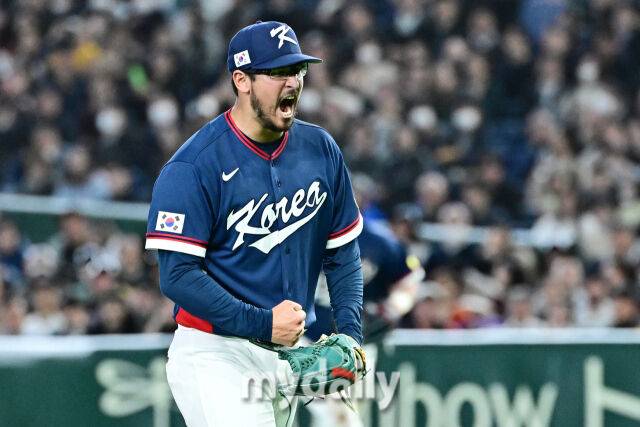 더닝이 7회말 2사 3루 호주 윙그로브를 삼진으로 잡고 포효하고 있다./마이데일리