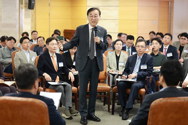14일 오전 서울에서 주택건설산업계 관계자들이 참여하는 주택건설업계 타운홀 미팅이 진행 중이다. [국토부 제공]