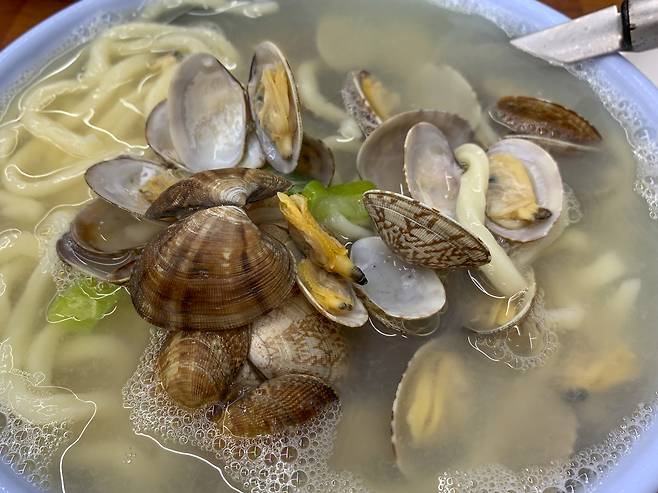 바지락 칼국수 위에 바지락이 수북이 쌓여 있다.[게티이미지뱅크]