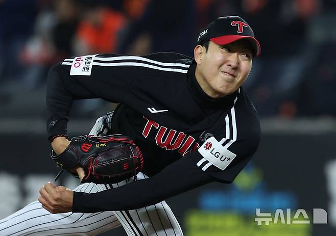 [대전=뉴시스] 조성우 기자 = 29일 대전 중구 한화생명볼파크에서 열린 2025 KBO 한국시리즈 3차전 LG 트윈스와 한화 이글스의 경기, LG 선발투수 손주영이 역투하고 있다. 2025.10.29. xconfind@newsis.com