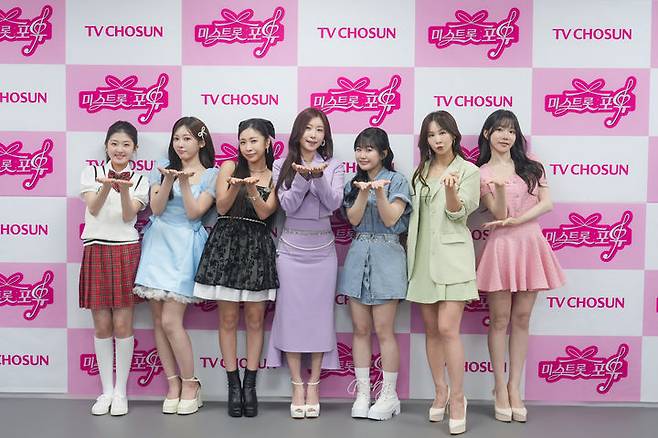[서울=뉴시스] 14일 서울 금천구 TV조선 가산스튜디오에서 열린 새 예능 프로그램 '미스트롯 포유' 제작발표회에는 '미스트롯' 톱7 이소나, 허찬미, 홍성윤, 길려원, 윤태화, 윤윤서, 염유리가 참석했다. (사진=TV조선 제공) 2026.05.14. photo@newsis.com *재판매 및 DB 금지