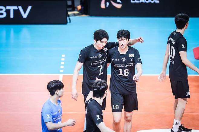 [서울=뉴시스] 남자 프로배구 현대캐피탈 선수단이 13일 13일 인도네시아 폰티아낙의 테르파두 체육관에서 열린 2026 아시아배구리그(AVC) 챔피언스리그 8강에서 알라이얀 스포츠클럽(카타르)을 상대로 득점을 올린 뒤 기뻐하고 있다. (사진=AVC 홈페이지 캡처) 2026.05.13. *재판매 및 DB 금지