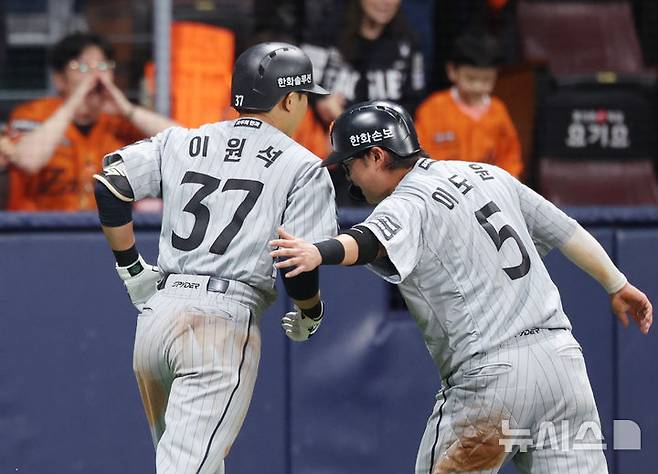 [서울=뉴시스] 김진아 기자 = 14일 서울 구로구 고척스카이돔에서 열린 2026 KBO 리그 한화 이글스와 키움 히어로즈의 경기, 8회초 2사 3루 한화 이원석이 투런 홈런을 친 뒤 이도윤의 축하를 받고 있다. 2026.05.14. bluesoda@newsis.com