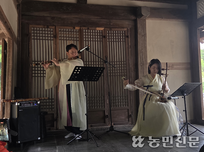 구리 동구릉에서 해금과 대금을 연주하는 ‘국악의숲’.