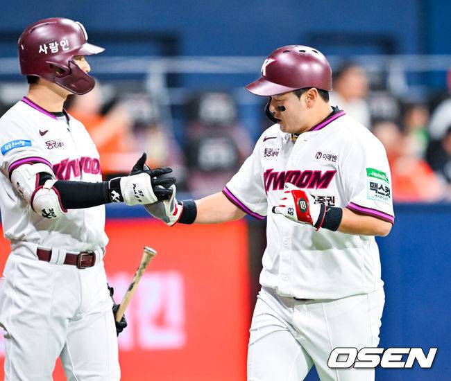 [OSEN=고척, 민경훈 기자] 13일 서울 고척 스카이돔에서 2026 신한 SOL KBO리그 키움 히어로즈와 한화 이글스의 경기가 열렸다.키움은 박정훈, 한화는 에르난데스가 선발로 나섰다.1회초 1사 주자 2,3루 키움 브룩스 타석에서 포수 송구 실책을 틈타 홈을 밟은 키움 최주환이 기뻐하고 있다. 2026.05.13 / rumi@osen.co.kr