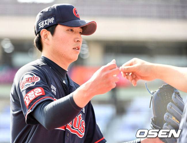 [OSEN=수원, 최규한 기자] 25일 오후 수원 KT위즈파크에서 ‘2021 신한은행 SOL KBO리그’ KT 위즈와 롯데 자이언츠의 경기가 열렸다.4회말 KT 공격을 무실점으로 막아낸 롯데 선발 이승헌이 더그아웃으로 향하며 동료들과 인사를 나누고 있다. / dreamer@osen.co.kr