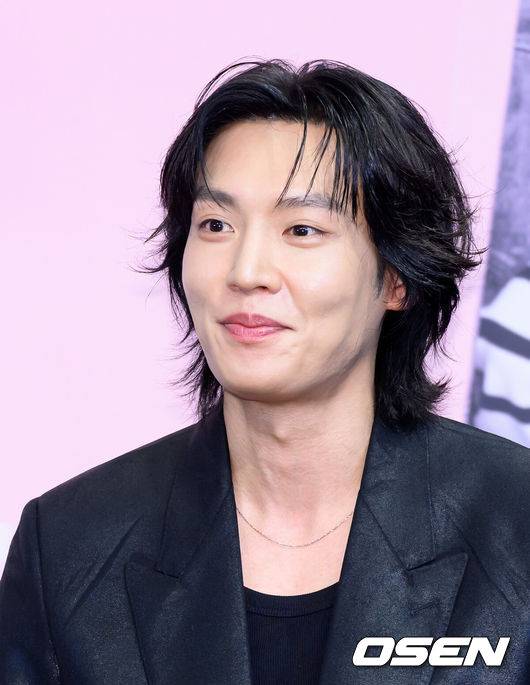 [OSEN=이대선 기자] 26일 오후 더 링크호텔 서울에서 JTBC 새 드라마 ‘미혼남녀의 효율적 만남’ 제작발표회가 열렸다.‘미혼남녀의 효율적 만남’은 사랑을 결심한 여자가 소개팅에 나가 다른 매력을 가진 두 남자를 만나고 끌리고 또 흔들리면서 결국 진정한 사랑의 의미를 찾아 나가는 이야기를 그리는 드라마다.배우 이기택이 취재진의 질문을 듣고 있다. 2026.02.26 /sunday@osen.co.kr