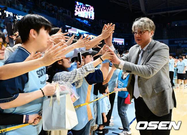 [OSEN=지형준 기자] 소노의 태풍이 정규리그 챔피언 LG마저 삼켰다. 고양 소노는 27일 고양소노아레나에서 개최된 2025-26 LG전자 프로농구 4강 플레이오프 3차전에서 창원 LG를 90-80로 이겼다. 3연승을 달린 소노는 창단 첫 챔피언결정전에 진출했다. 경기를 마치고 소노 손창환 감독이 팬들과 하이파이브를 하고 있다. 2026.04.27 / jpnews@osen.co.kr
