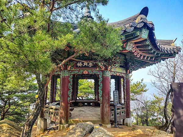 생육신인 매월당 김시습의 호를 딴 서울 노원구 수락산의 매월정. 김시습은 반대편 남양주 쪽에 10년쯤 은거하며 호를 '동봉'이라 했다.&nbsp;