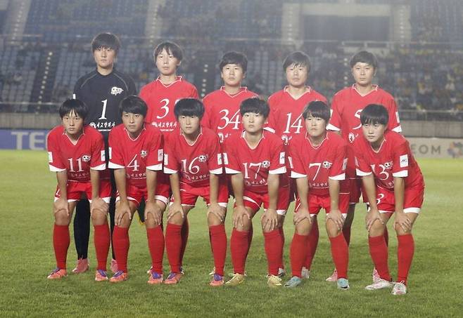 2025년 11월 15일 미얀마 양곤에서 열린 AWCL ISPE(미얀마)와의 경기에 앞서 포즈를 취하는 북한 내고향여자축구단.&nbsp;EPA연합뉴스