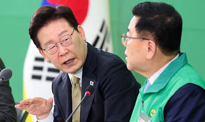 이재명 대통령이 14일 경기 성남시 분당구 새마을운동중앙회에서 열린 현장간담회에서 발언하고 있다. 오른쪽은 김광림 새마을운동중앙회장. 청와대통신사진기자단