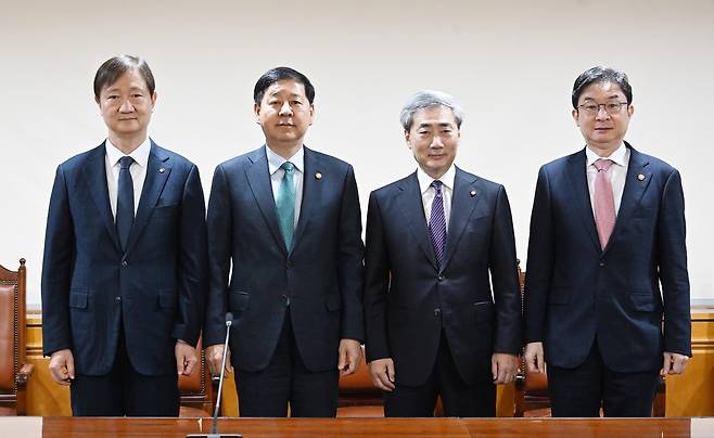 구윤철 부총리 겸 재정경제부 장관이 14일 서울 중구 은행연합회에서 열린 시장상황점검회의에 앞서 기념촬영 하고 있다. 왼쪽부터 이찬진 금융감독원장, 구 부총리, 신현송 한국은행 총재, 이억원 금융위원장. 재정경제부 제공