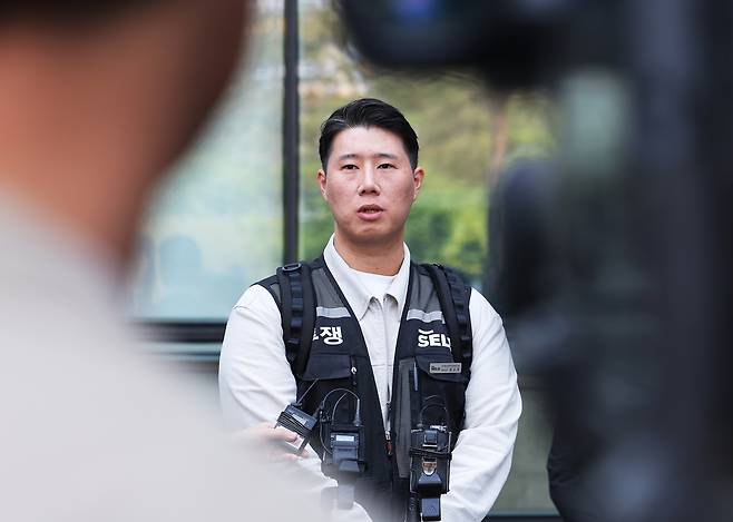 최승호 초기업노조 삼성전자지부 위원장이 13일 경기도 수원시 영통구 수원지방법원에서 열린 삼성전자가 노조를 상대로 제기한 위법 쟁의행위 금지 가처분 신청 심문을 마치고 나와 취재진 질문에 답하고 있다. 연합뉴스