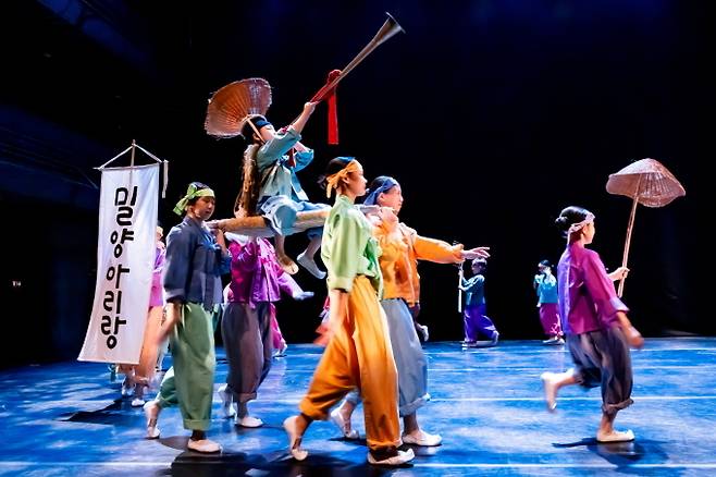 밀양아리랑예술단의 ‘날 좀 보소’ 공연 모습. 사진 제공=예술경영지원센터