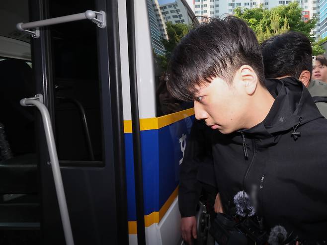 살인·살인미수 등 혐의 피의자로서 신상정보가 공개된 장윤기(23)가 14일 검찰로 구속송치 되고 있다. ⓒ연합뉴스