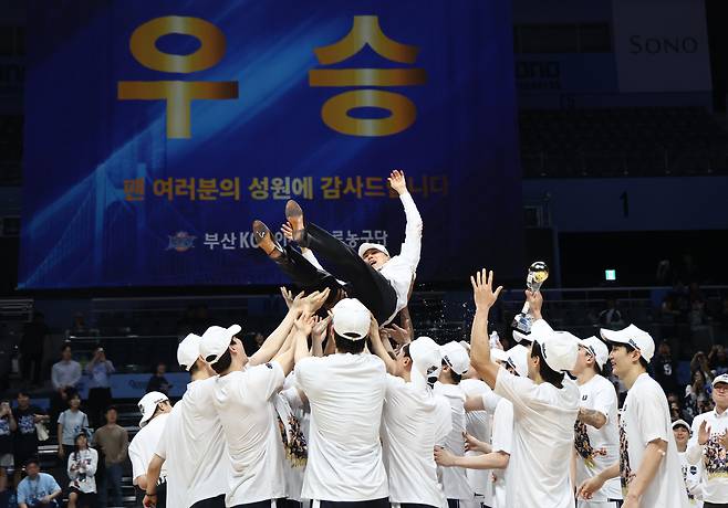 KCC 이상민 감독이 13일 프로농구 챔피언에 오른 뒤 선수들에게 헹가래를 받고 있다. 연합뉴스