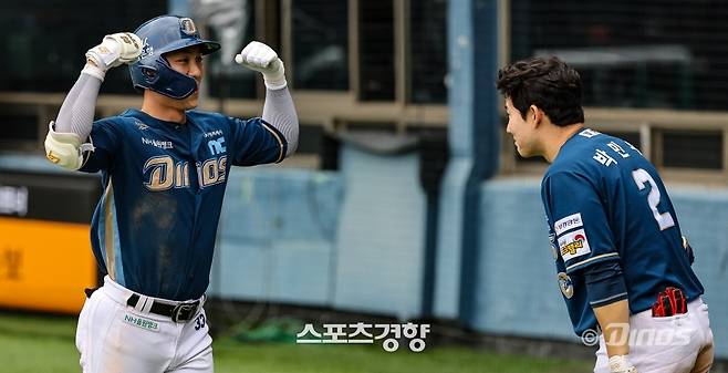 NC 박민우(오른쪽)가 홈런을 치고 들어온 후배의 세리머니에 리액션을 하고 있다. NC다이노스 제공