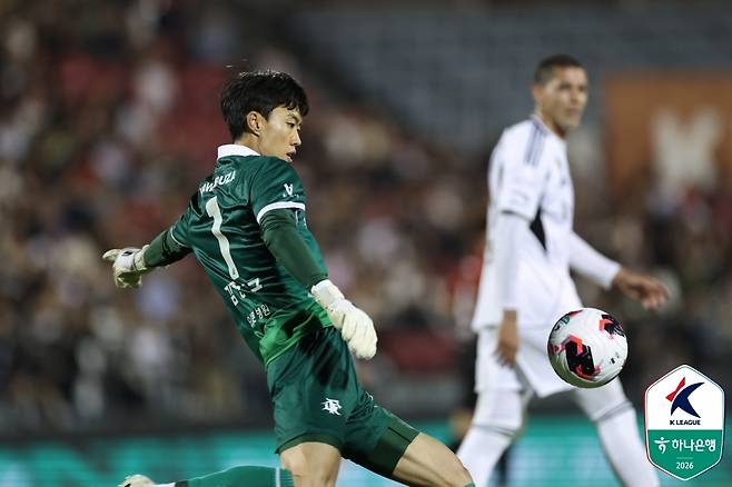 부천FC 김형근이 13일 부천종합운동장에서 열린 전북 현대와 하나은행 K리그1 2026 14라운드 경기에서 공을 차고 있다.    프로축구연맹 제공