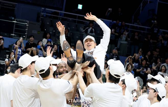 KCC 이상민 감독이 13일 고양체육관에서 열린 LG전자 2025-2026 프로농구 챔피언결정전 고양소노와 부산KCC 5차전에서 승리하며 우승한 후 선수들의 축하세리머니를 받고 있다 .  2026.05.13. /사진=강영조 cameratalks@