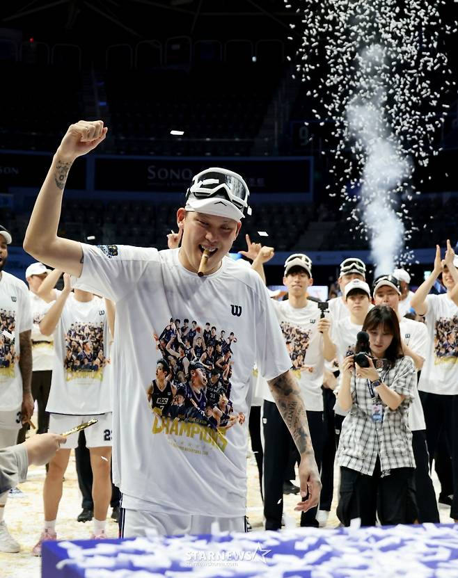 [한번에쓱]등장부터 남다른 캡틴 최준용 '오늘은 보스의 품격을 보여주지!'