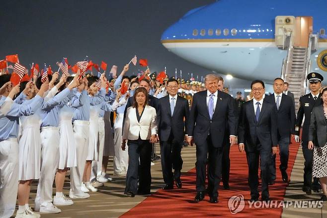 베이징 도착하는 도널드 트럼프 미국 대통령 [AP 연합뉴스 자료사진. 재판매 및 DB금지]