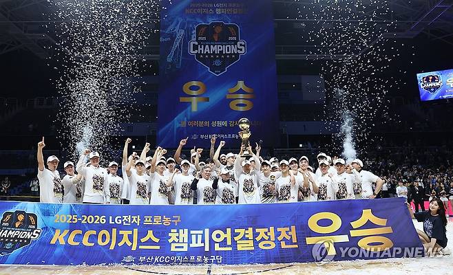 프로농구 KCC, 6위 팀 최초 챔프전 우승 (고양=연합뉴스) 윤동진 기자 = 13일 고양소노아레나에서 열린 2025-2026 KBL 플레이오프 챔피언 결정전 고양 소노 스카이거너스 대 부산 KCC 이지스 5차전 경기. 챔피언 자리에 오른 부산 KCC 선수들이 트로피를 들고 기뻐하고 있다. 2026.5.13 mon@yna.co.kr