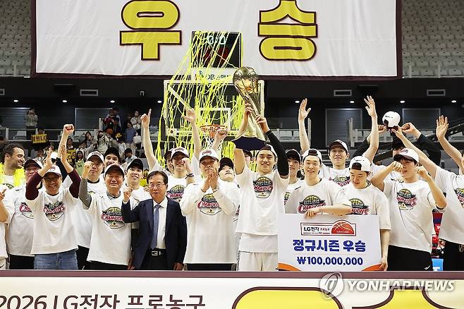 트로피 들고 기뻐하는 창원 LG 선수들 (수원=연합뉴스) 홍기원 기자 = 3일 경기도 수원KT소닉붐아레나에서 열린 프로농구 수원 KT 소닉붐과 창원 LG 세이커스의 경기. 이 경기에서 승리하며 정규리그 우승을 차지한 LG 조상현 감독과 선수들이 트로피를 들고 기뻐하고 있다. 2026.4.3 xanadu@yna.co.kr